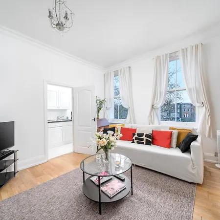 Central & Charming 2-3 Bed Apartment In Kensington, 2 Minutes To Tube, Piccadilly & District Lines, Stunning Garden Views